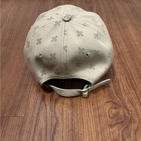 - Great condition 
- Adjustable strap
- Monogram design all over 
- Tan colour - Picture 3 of 5